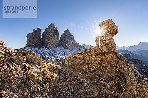 Landschaftliche Ansicht der Tre Cime di Lavaredo bei klarem Himmel an einem sonnigen Tag  Italien