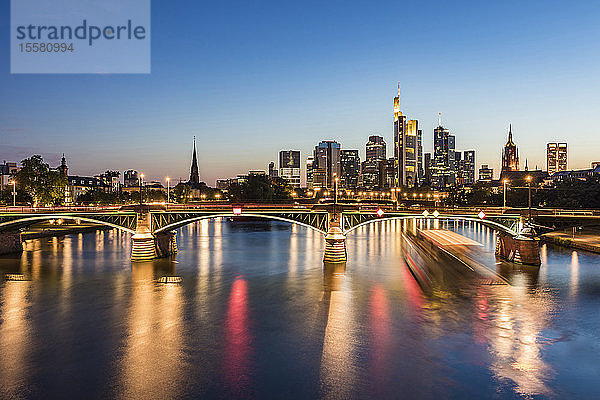 Beleuchtete Ignatz-Bubis-Brücke über den Main in Frankfurt  Deutschland