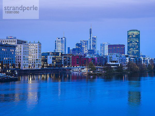 Deutschland  Hessen  Frankfurt  Gutleutviertel  Westhafen am Abend  Westhafen Tower im Hintergrund