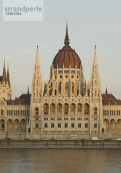 Ungarn  Budapest  Parlamentsgebäude mit Donau