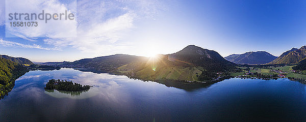 Panoramaaufnahme des Schliersees mit Mangfallgebirge gegen den Himmel  Bayern  Deutschland