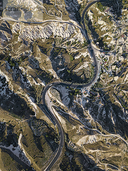 Luftaufnahme der Straße inmitten von Felsformationen bei Uchisar  Kappadokien  Türkei