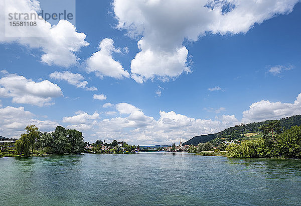 Flussblick gegen blauen Himmel bei Stein am Rhein