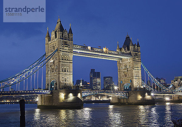Vereinigtes Königreich  London  Blick auf die Tower Bridge bei Nacht