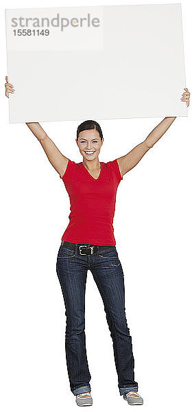 Porträt einer jungen Frau mit Plakat in der Hand  lächelnd