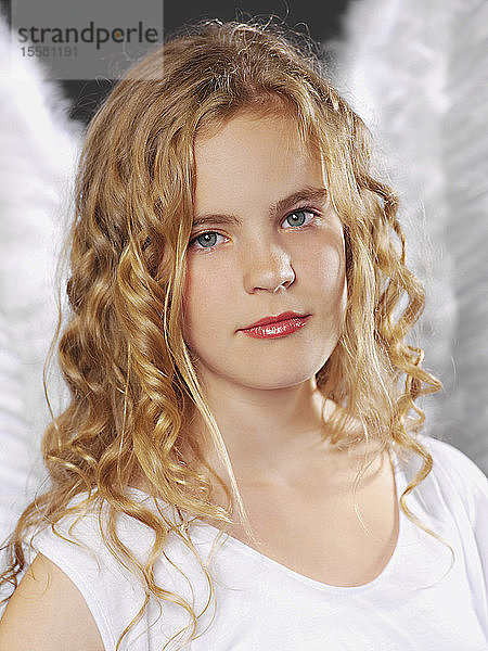 Porträt eines Mädchens als Engel  Nahaufnahme