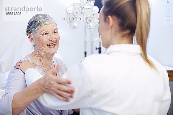 Lächelnde ältere Frau beim Augenarzt