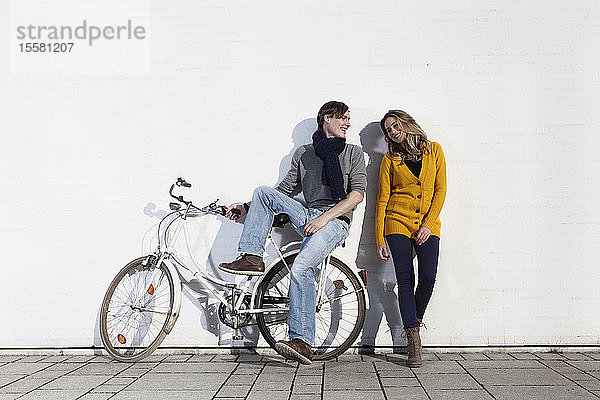 Deutschland  Bayern  München  Junges Paar mit Fahrrad  lächelnd