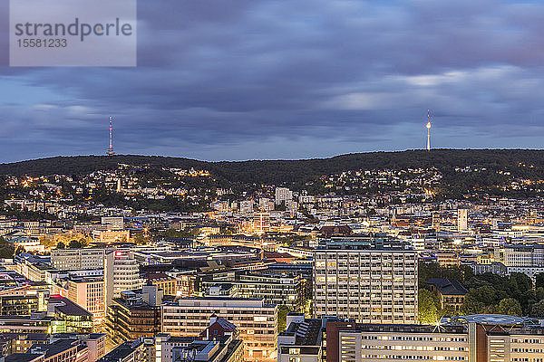 Beleuchtete Gebäude und Kommunikationsturm gegen bewölkten Himmel bei Dämmerung in Stuttgart  Deutschland