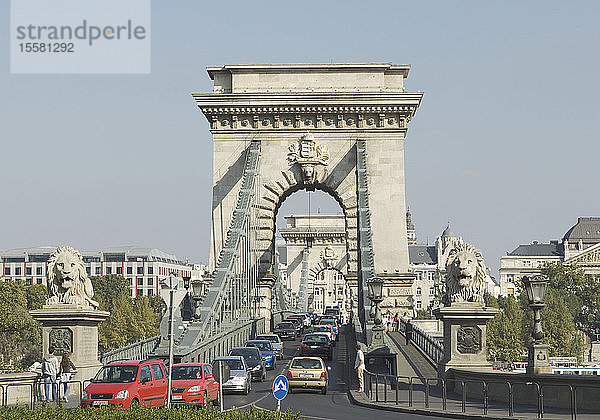 Ungarn  Budapest  Kettenbrücke mit starkem Stadtverkehr