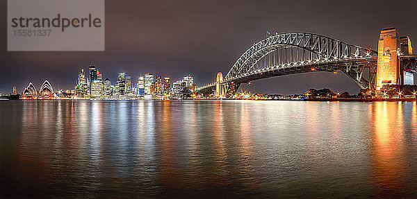 Panoramaaufnahme der beleuchteten Sydney Harbor Bridge über den Fluss gegen den nächtlichen Himmel  Sydney  Australien