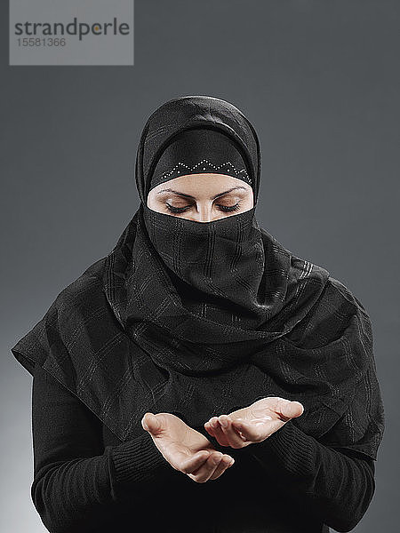 Muslimische Frau betet