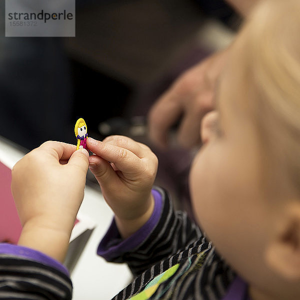 Mädchen spielt mit Miniatur-Figur