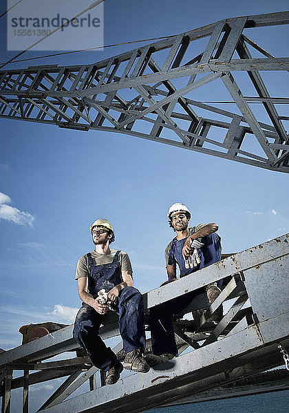Deutschland  Augsburg  Zwei Arbeiter sitzen auf einer Stahlkonstruktion