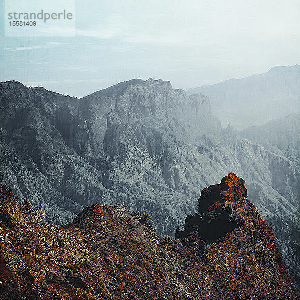 Landschaftliche Ansicht der Berge gegen den Himmel im Nationalpark Caldera de Taburiente