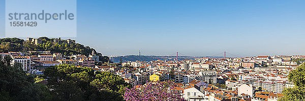 Panoramaaufnahme der Stadtlandschaft vor blauem Himmel in Lissabon  Portugal