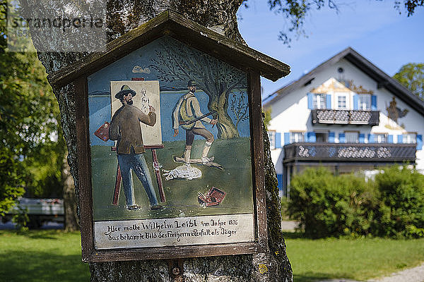 Bild  das Wilhelm Leibl hinter seinem ehemaligen Haus in Schondorf  Bayern  Deutschland  zeigt