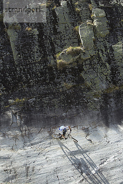 Frankreich  Dauphine  Vaujany  Mountainbiker beim Wandfahren auf Fels