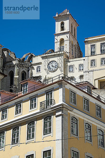 Niedrigwinkelansicht von Wohngebäuden in Bairro Alto  Lissabon  Portugal