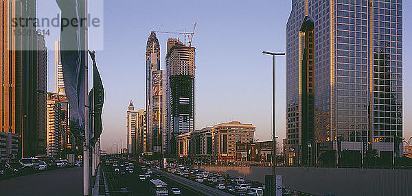 Dubai  Vereinigte Arabische Emirate  Blick auf den Geschäftsbezirk und die Sheikh-Zaid-Straße