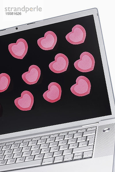 Herzformaufkleber auf Laptop  Nahaufnahme