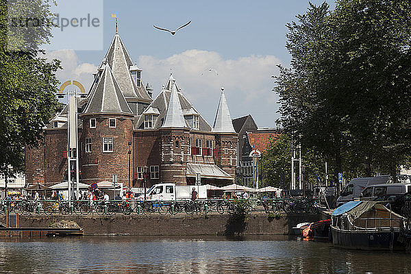 Niederlande  Amsterdam  Blick auf De Waag und Nieuwmarket mit Stadtkanal im Vordergrund