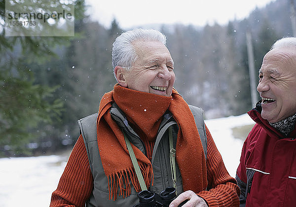 Deutschland  Ältere Männer im Winter  lächelnd