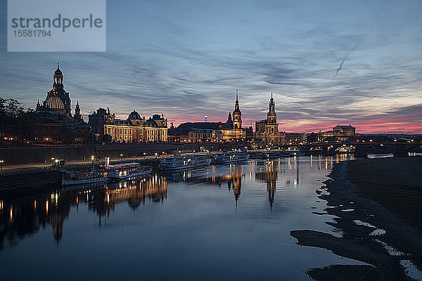 Boote an der Elbe gegen den Himmel in der Stadt in der Abenddämmerung vertäut  Sachsen  Deutschland