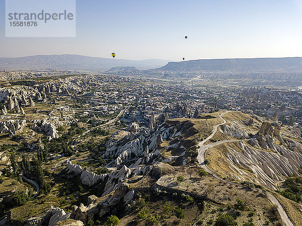 Landschaftlicher Blick auf den Goreme-Nationalpark bei klarem Himmel  Kappadokien  Türkei