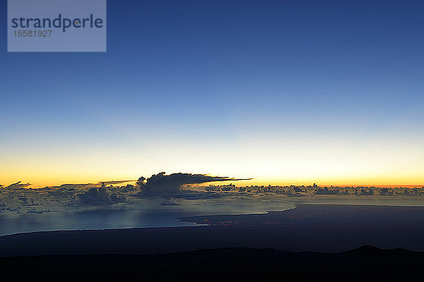 USA  Hawaii  Big Island  Mauna Kea  Blick auf Hilo und Wolken über dem Ozean am Morgen