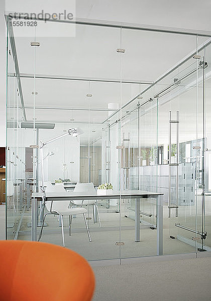 Deutschland  Modernes Büro mit Glaswänden