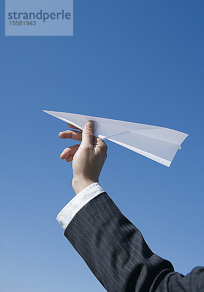 Deutschland  Menschliche Hand mit Papierflugzeug  Nahaufnahme