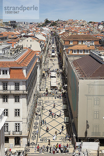 Fußgänger auf der Straße vom Arc de Triomphe aus gesehen  Lissabon  Portugal