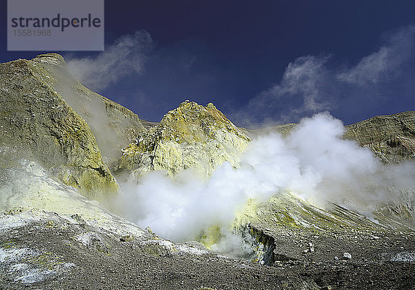 Neuseeland  Dampf und Schwefel im Vulkankrater