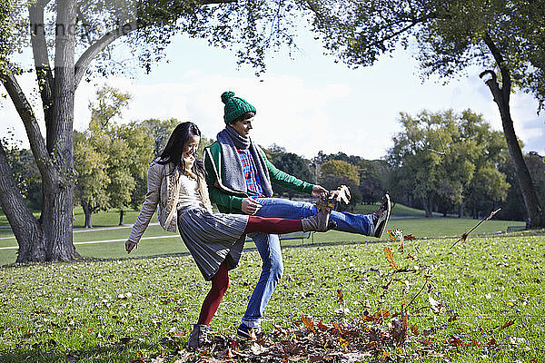Deutschland  Köln  Junges Paar im Park  lächelnd