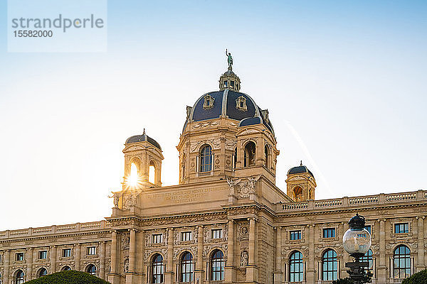 Tiefblick auf das Kunsthistorische Museum in Wien bei klarem Himmel