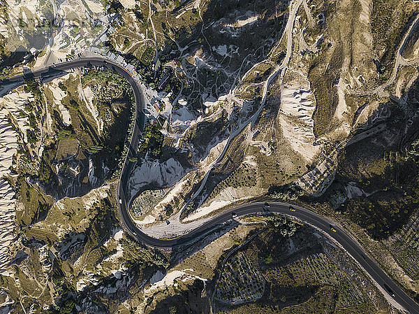 Luftaufnahme der Straße inmitten der Landschaft bei Uchisar  Kappadokien  Türkei