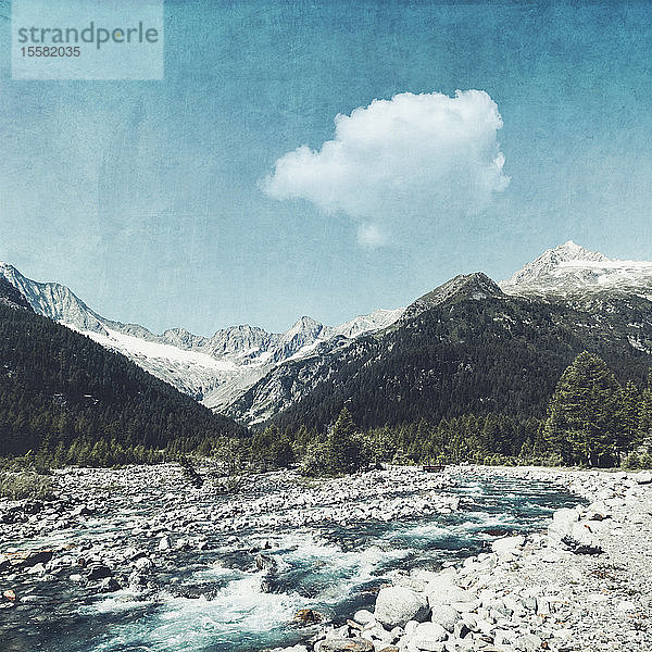 Szenische Ansicht des Bergflusses Mallero und der Berge gegen den Himmel  Lombardei  Italien