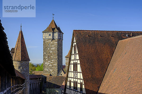 Rathausturm inmitten von Häusern bei strahlend blauem Himmel in Rothenburg  Deutschland