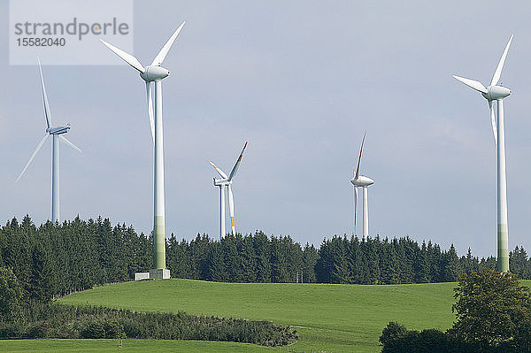 Deutschland  Bayern  Blick auf den Windpark