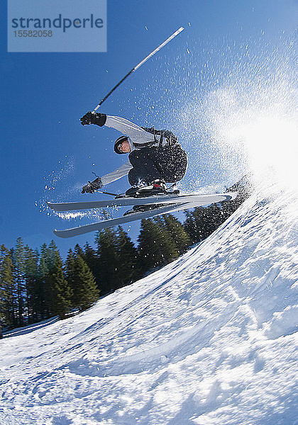 Österreich  Skifahrer beim Skispringen