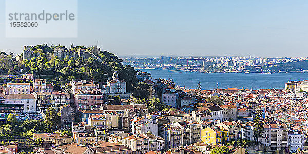 Castelo Sao Jorge und Stadtbild gegen den klaren Himmel in Lissabon  Portugal
