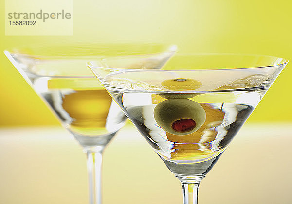Zwei Gläser Martini mit Olive