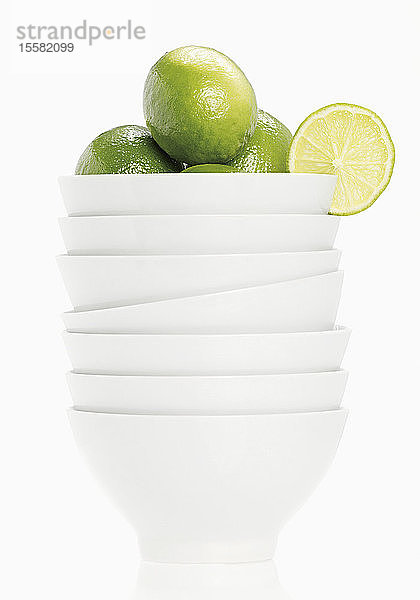 Schalenstapel mit Limone auf weißem Hintergrund