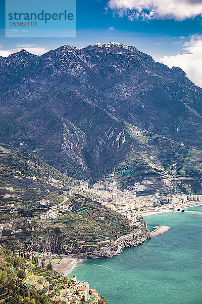 Italien  Kampanien  Amalfiküste  Ravello  Blick auf die Amalfiküste und das Mittelmeer