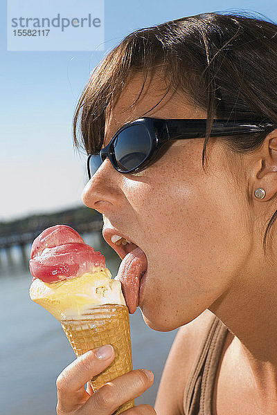 Junge Frau isst Eiscreme