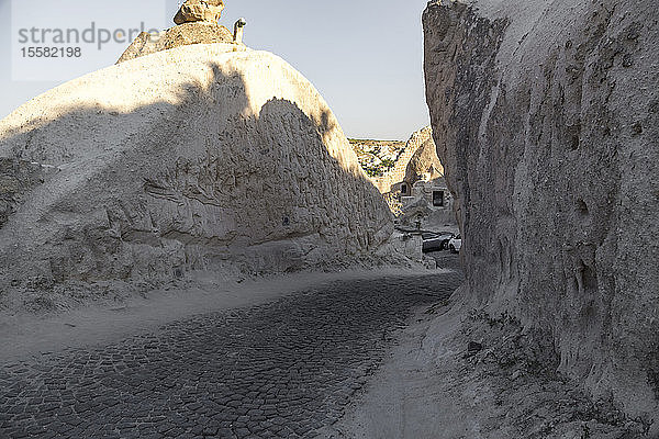 Straße inmitten von Felsformationen in der Stadt Göreme  Kappadokien