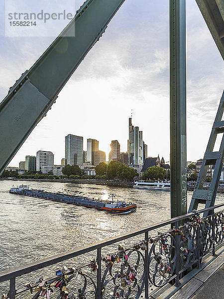 Eiserner Steg über Fluss gegen Himmel in Frankfurt  Deutschland
