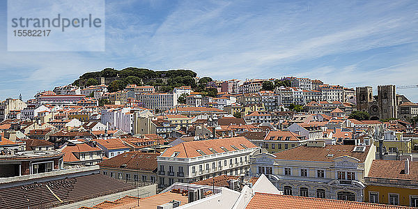 Castelo Sao Jorge vom Triumphbogen gegen den Himmel aus gesehen  Lissabon  Portugal
