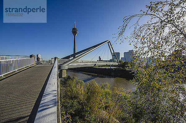 Deutschland  Nordrhein-Westfalen  Düsseldorf  Fußgängerbrücke über den Rhein und Rheinturm im Hintergrund